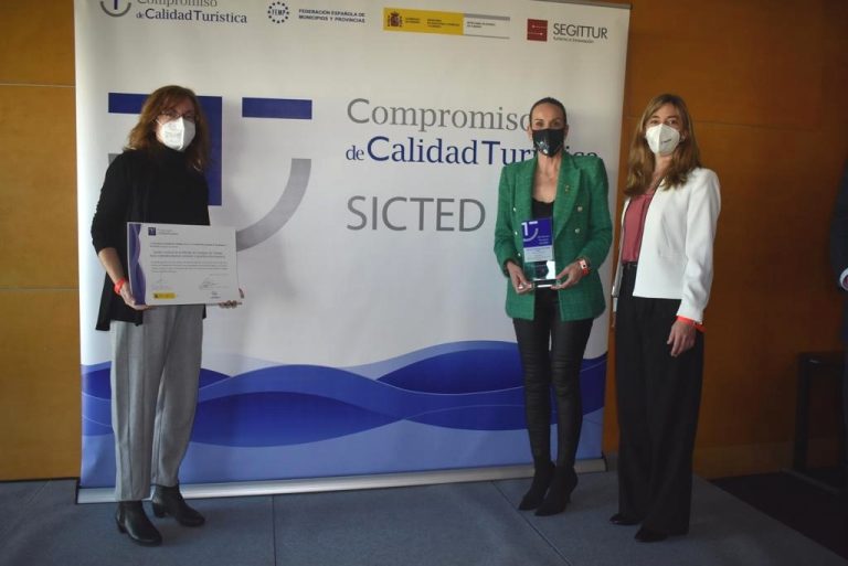Eva María Masías recoge el premio SICTED al “Jardín Vertical de la Oficina de Turismo”