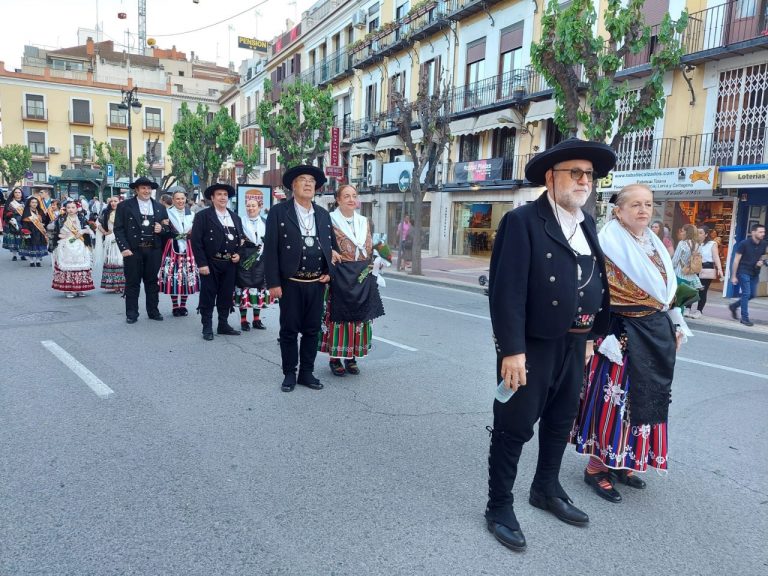 La alcaldesa de Ciudad Real lleva la Pandorga hasta las Fiestas de Primavera de Murcia