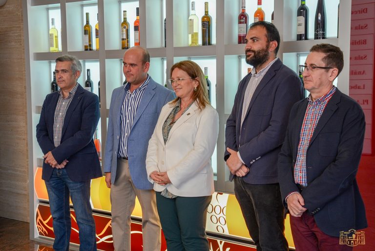 La hermandad de San Isidro de Tomelloso entrega sus Premios Bombo a la calidad de los vinos manchegos