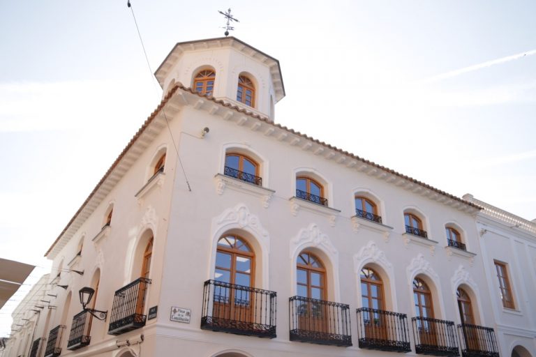 Page y Nieva inauguran la rehabilitada y emblemática Casa Josito de Manzanares
