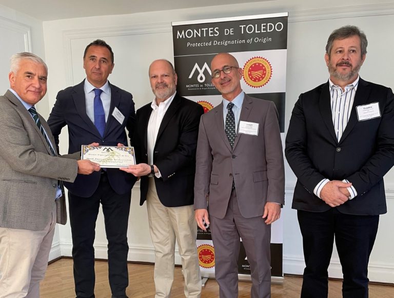 La DOP Montes de Toledo reconoce a la North American Olive Oil Association con el galardón “Cornicabra de Oro”