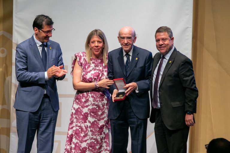 Virgen de las Viñas recibe la Medalla de Oro de la ciudad de manos de la alcaldesa de Tomelloso