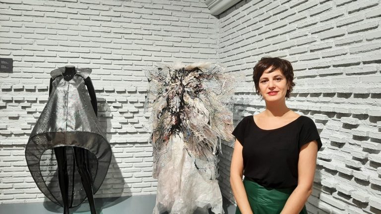 La diseñadora de la capa que lucía Pedroche sobre el vestido de Manuel Piña visitó su museo en Manzanares