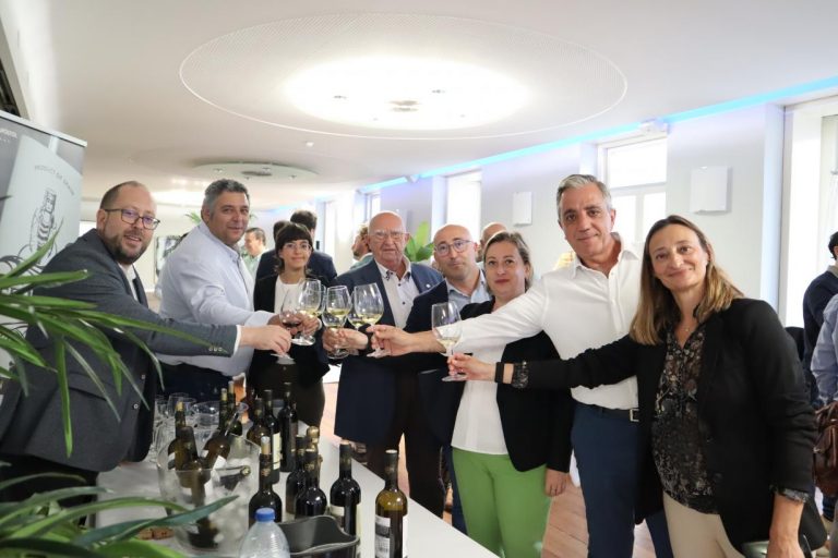 La Junta pide a los restaurantes de la región que ofrezcan en primer lugar vino de Castilla-La Mancha