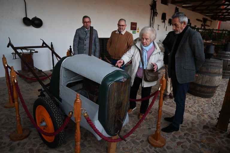 El Museo del Vino de Valdepeñas acoge la primera mula mecánica inventada en la ciudad en 1947