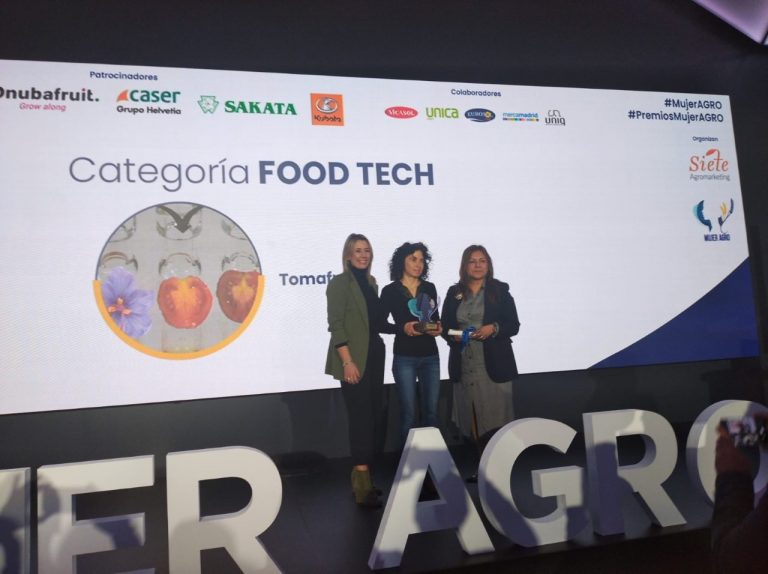 Lourdes Gómez premiada por la producción de una variedad de tomate con pigmentos de azafrán
