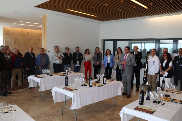 Bodegas Yuntero marida su vino Yuntero Reserva con el arte de cinco creadores