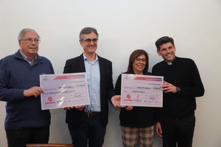 La DOP Jumilla renueva su ayuda solidaria con la entrega de 11.000 euros a Cáritas