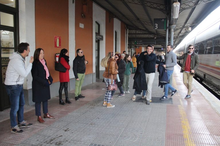 El Tren del Quijote arriba por primera vez a Alcázar de San Juan con 50 viajeros de Madrid