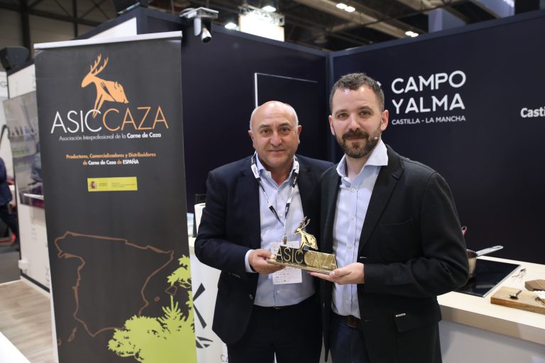 Miguel Carretero recibe el Premio ASICCAZA 2024