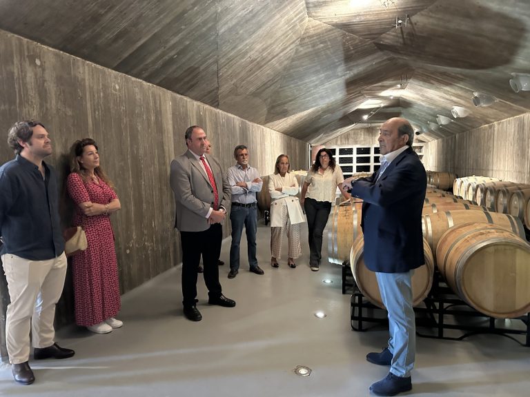 Finca El Rosalejo recibe al consejero de Agricultura después de su distinción como Vino de Pago
