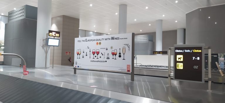 Los vinos de España dan la bienvenida a los turistas del verano en aeropuertos y estaciones de tren