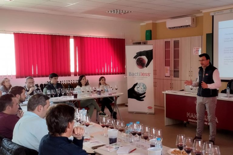 Enólogos de la DO Manchuela participan en una cata para detectar defectos en el vino