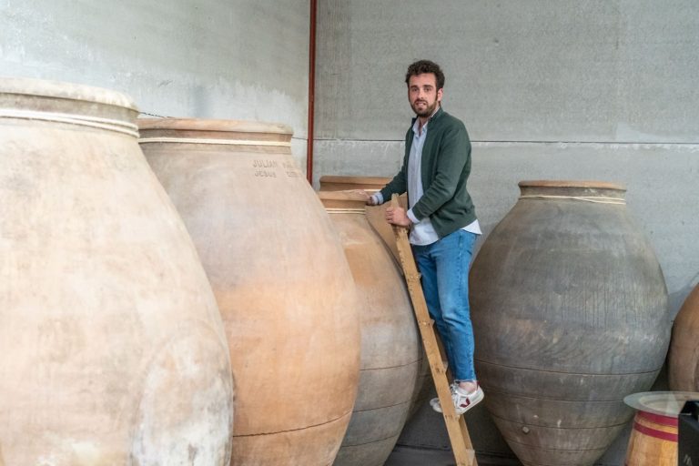 Antonio Serrano Viticultor lanza al mercado “Las Marianas Airén”, un blanco de crianza mixta en tinaja y roble