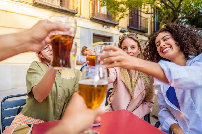 El 73% de los españoles sigue acudiendo a sus bares y restaurantes favoritos cada semana, según NielsenIQ