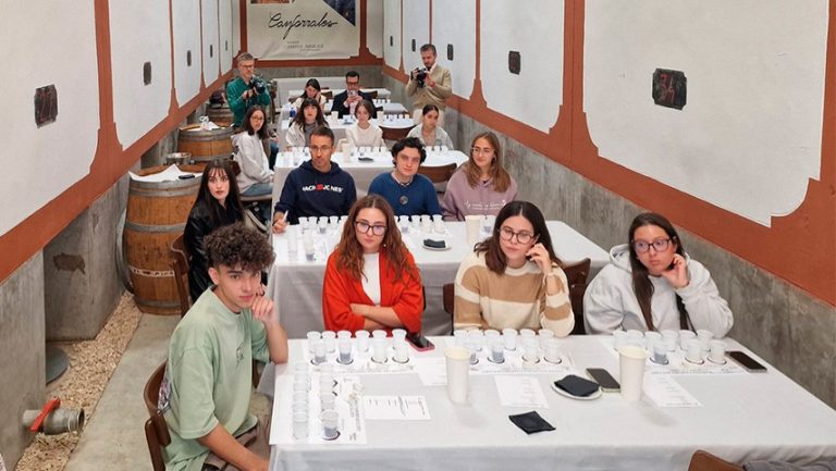 Bodegas Campos Reales acoge la cata del curso de verano sobre vino de la Universidad de Castilla-La Mancha