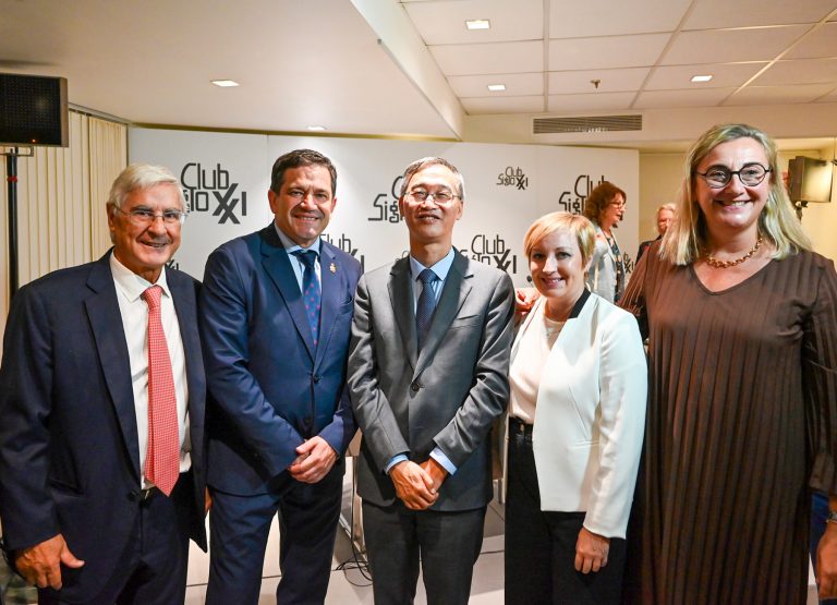 Miguel Ángel Valverde expone al embajador chino el potencial agroalimentario de Ciudad Real
