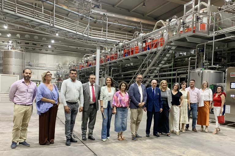 El alcalde Tomelloso realiza su tradicional visita a Virgen de las Viñas, Bodega y Almazara en vendimia