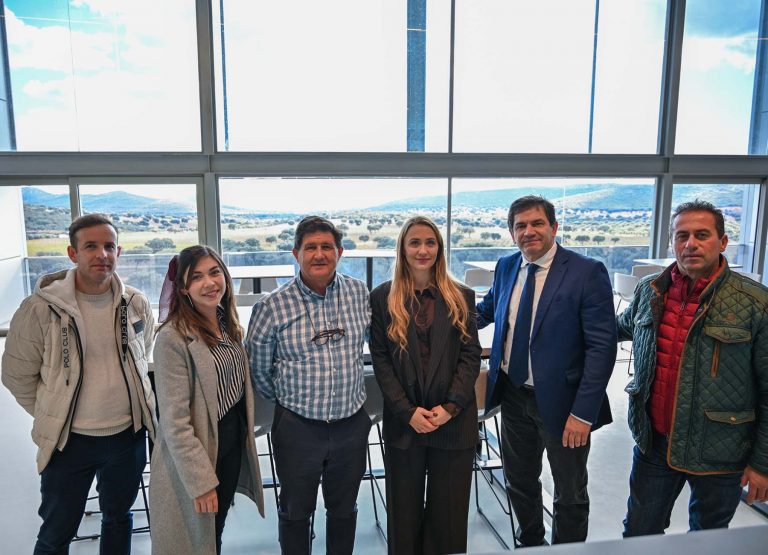 El presidente de la Diputación de Ciudad Real y alcaldes de la comarca visitan la bodega Casalobos