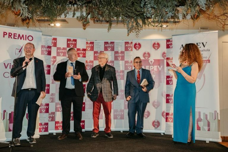 José Luis Martínez gana el Premio AEPEV a la Profesión del Vino 2025 en la categoría de escritor