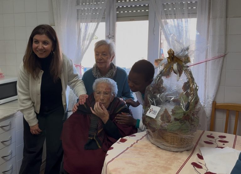 Una copa de vino diaria en la vida de la mujer más longeva de España