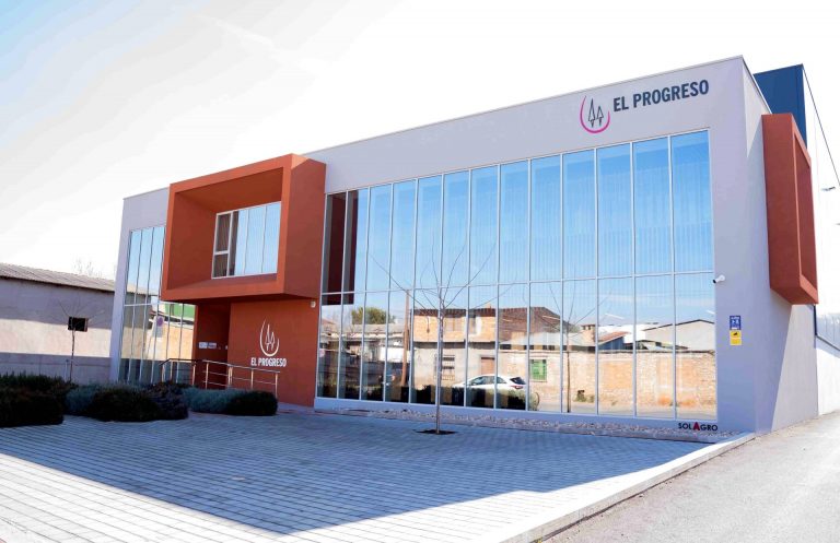 El Progreso ya prepara sus vinos espumosos Ojos del Guadiana, con la nueva imagen, y Aldaba para la Navidad