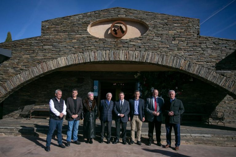 El presidente de Castilla-La Mancha visita la bodega de Cogolludo Pago “Finca Río Negro”