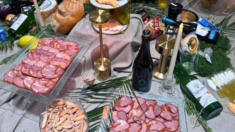 Productos asturianos con DOP e IGP en una mesa de degustación en Madrid con quesos, sidra, embutidos y fabes