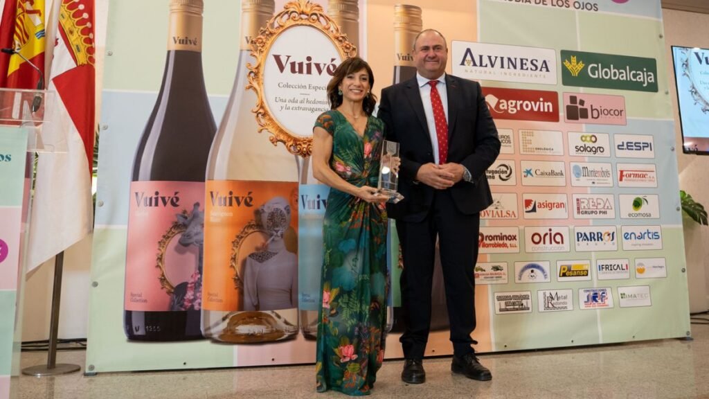 la campeona mundial y olímpica de kárate Sandra Sánchez, que recogió el Premio Cultural “Vinos Ojos del Guadiana” que le entregó el consejero de Agricultura, Ganadería y Desarrollo Rural de Castilla-La Mancha, Julián Martínez Lizán