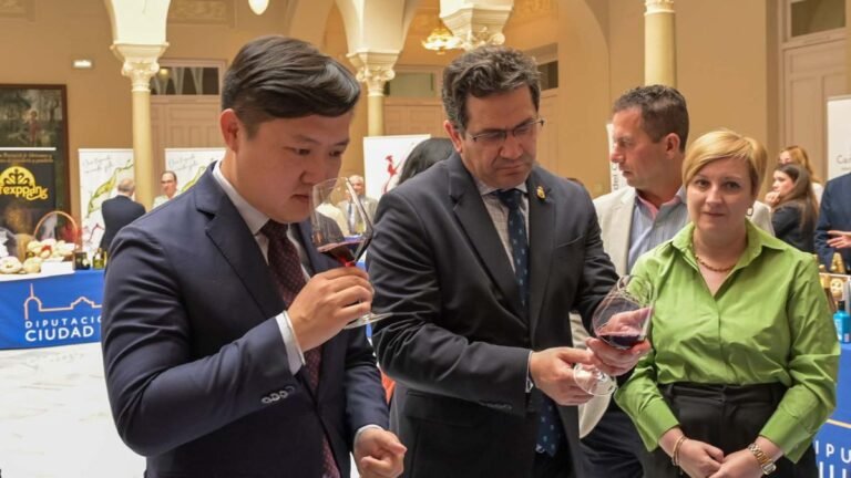 Miguel Ángel Valverde con la delegación procedente de la ciudad china de Luzhou. / Foto: Dip. Ciudad Real