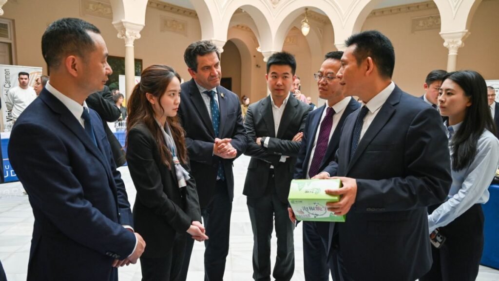 Miguel Ángel Valverde con la delegación procedente de la ciudad china de Luzhou. / Foto: Dip. Ciudad Real