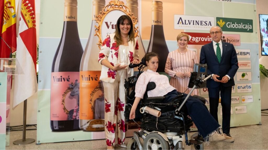 Gema Canales durante la recogida de su premio en la gala Vinos Ojos del Guadiana de El Progreso