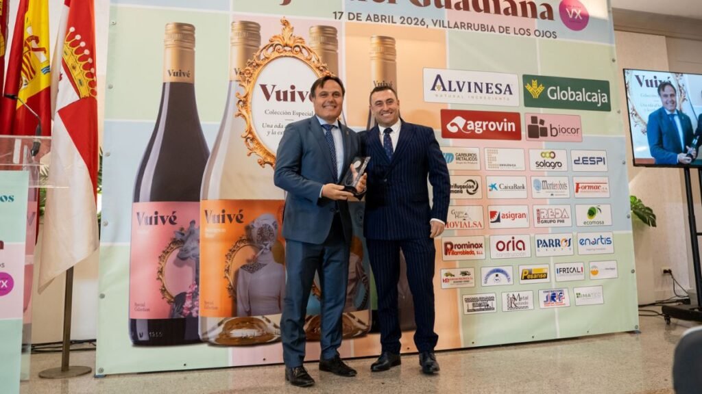 el presidente de la Interprofesional del Consejo Regulador de la Denominación de Origen La Mancha, Carlos Bonilla, recibió la Medalla Honor de manos del presidente de la Cooperativa, Jesús Julián Casanova.