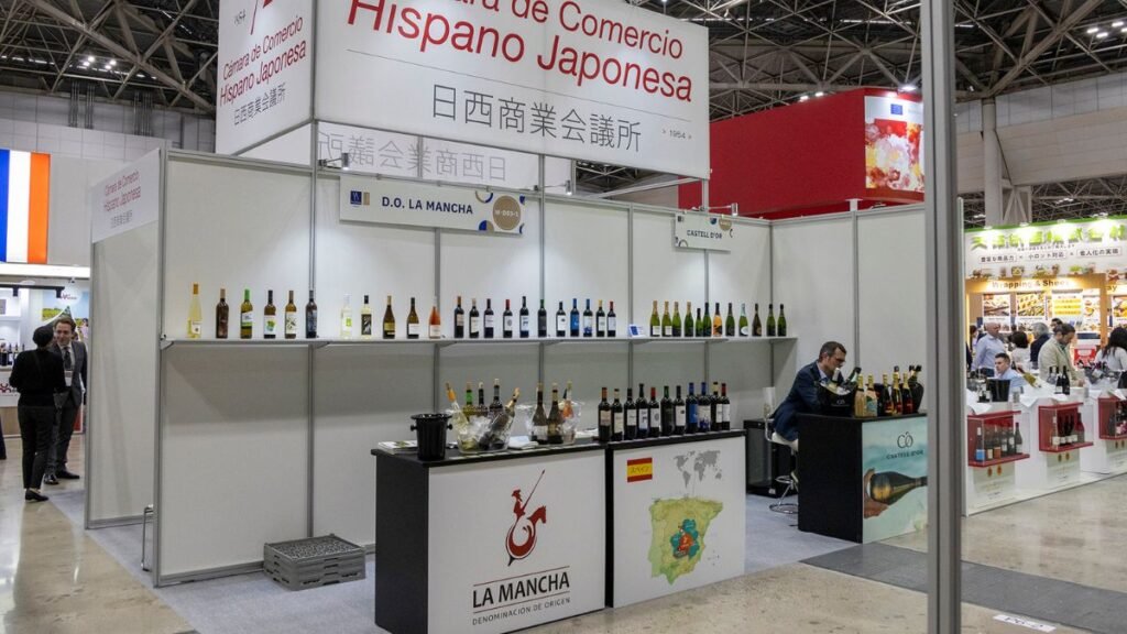 Stand de vinos DO La Mancha en la feria Prowine Tokyo con presencia de bodegas españolas