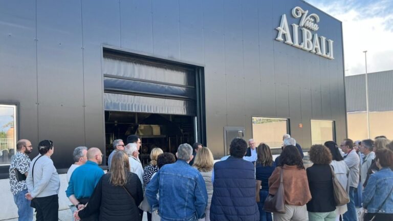 La tecnología del vino, protagonista de la visita al almacén robotizado de Félix Solís Avantis