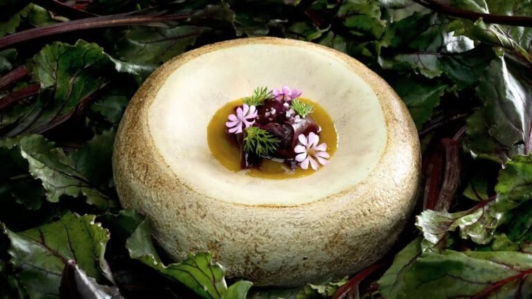 Plato de alta cocina silvestre del restaurante Montia galardonado por la Academia Madrileña de Gastronomía.