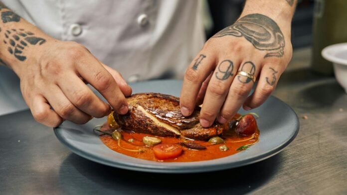 chef emplatando con carne de caza