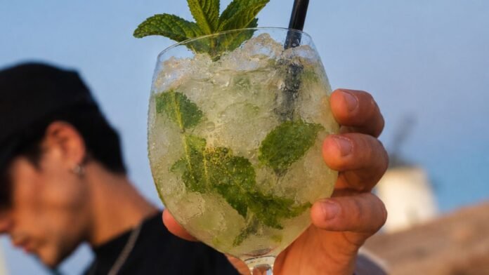Cóctel refrescante elaborado con vino blanco, hielo y cítricos para el verano