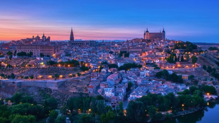 Vista panorámica de Toledo al atardecer con el Alcázar iluminado, sede de los Premios Nacionales de Gastronomía 2026.