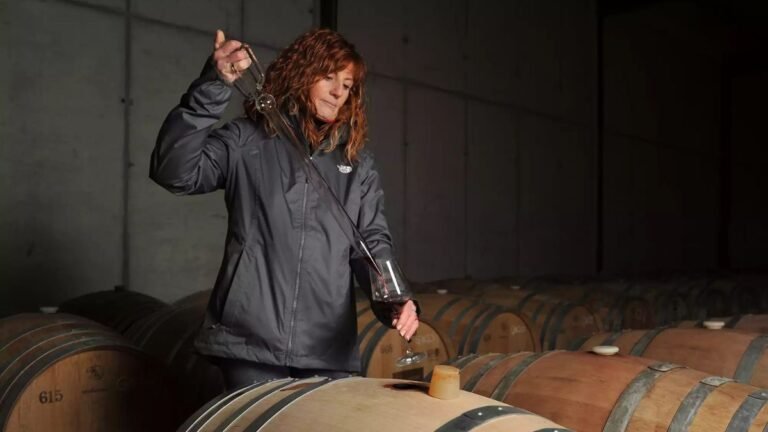 rosalía molina de bodegas altolandon en su bodega