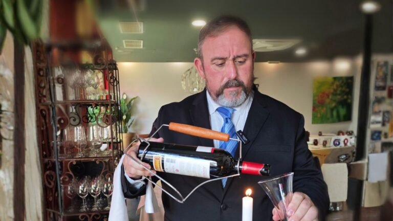 el sumiller adán israel durante un servicio en el restaurante el granero