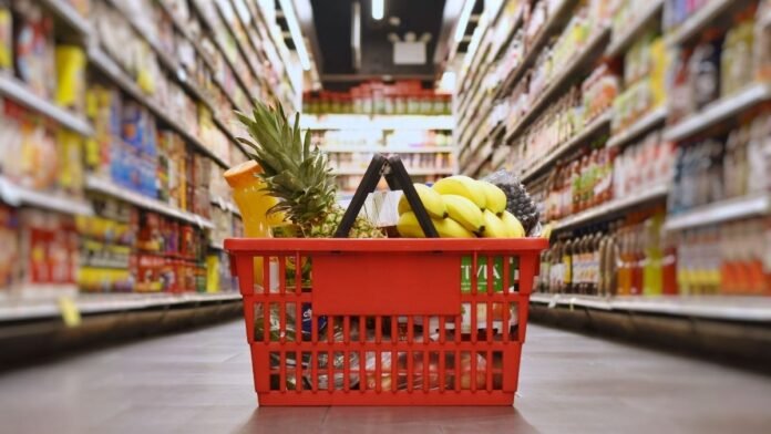 Frutas y alimentos frescos en una cesta de la compra