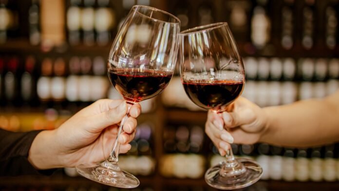 Dos copas de vino tinto durante un brindis
