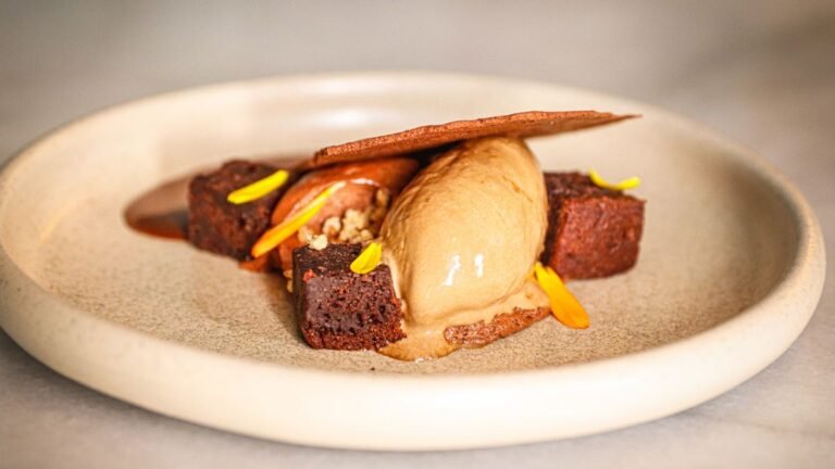 Chocolate en texturas con helado de café de restaurante Tepic