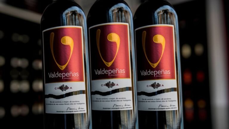 botellas de vino do valdepeñas