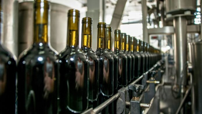 Botellas de vino en una línea de embotellado