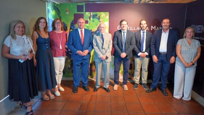 Miguel Ángel Valverde y autoridades durante la comida de vendimia de Virgen de las Viñas