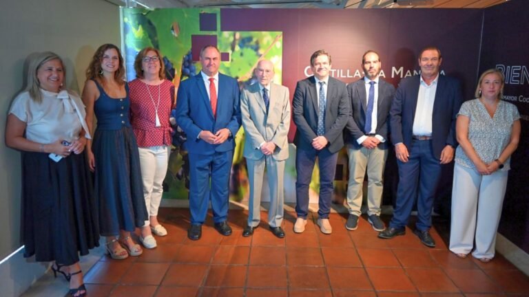 Miguel Ángel Valverde y autoridades durante la comida de vendimia de Virgen de las Viñas